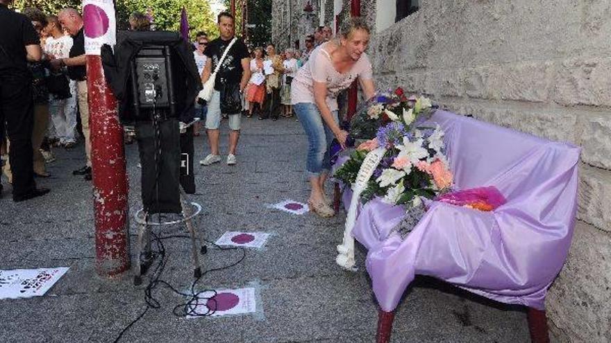 Una mujer deja flores en el lugar donde fue asesinada Charo Román.