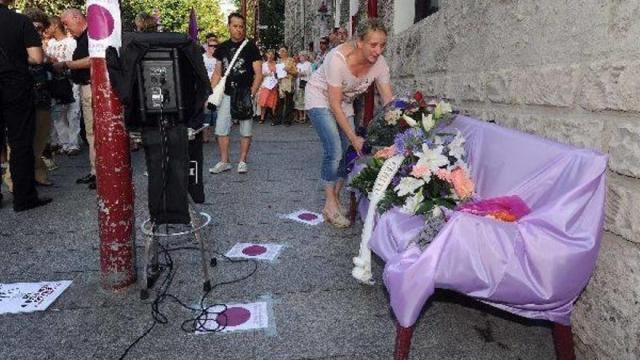 Una mujer deja flores en el lugar donde fue asesinada Charo Román.