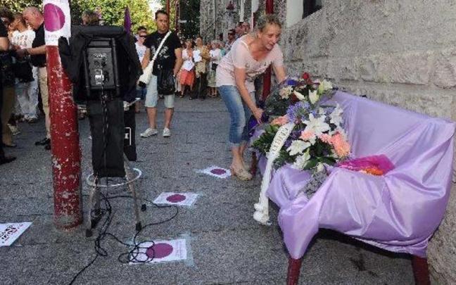 Una mujer deja flores en el lugar donde fue asesinada Charo Román.