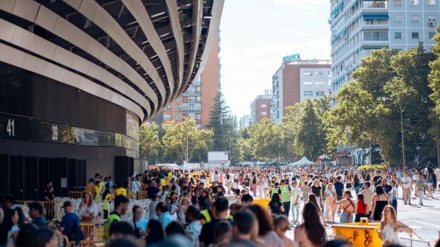 Fans de Taylor Swift en las inmediaciones del Estadio Santiago Bernabéu.