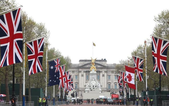 El palacio de Buckingham durante los preparativos para la coronación de Carlos III. El palacio de Buckingham durante los preparativos para la coronación de Carlos III.