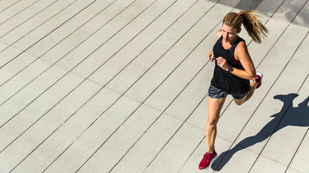 Una mujer práctica running en la calle.