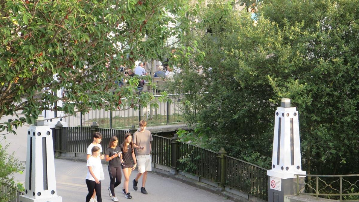 Un grupo de jóvenes cruza el puente del ayuntamiento de Zumarraga en dirección a Urretxu.
