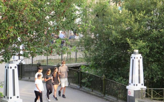 Un grupo de jóvenes cruza el puente del ayuntamiento de Zumarraga en dirección a Urretxu.