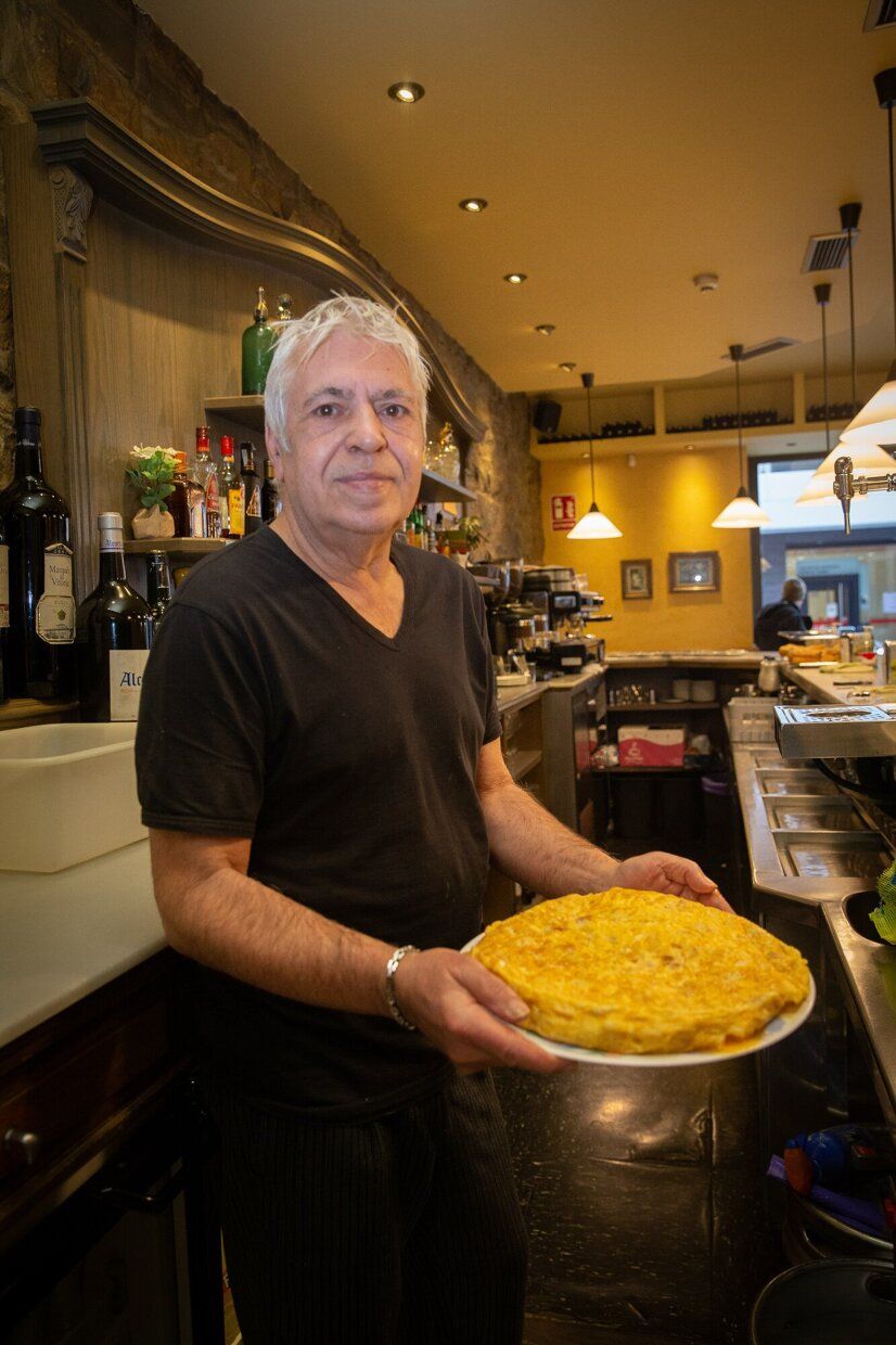 Carlos, en la barra del bar con una tortilla recién hecha.