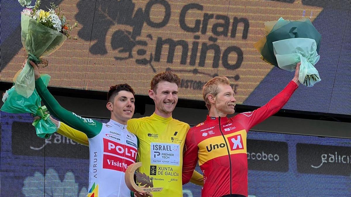 Podio final con Gee, vencedor, Piganzoli, segundo, y Magnus Cort, tercero.