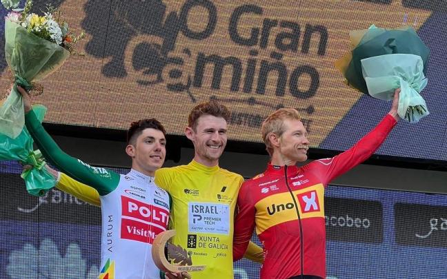 Podio final con Gee, vencedor, Piganzoli, segundo, y Magnus Cort, tercero.