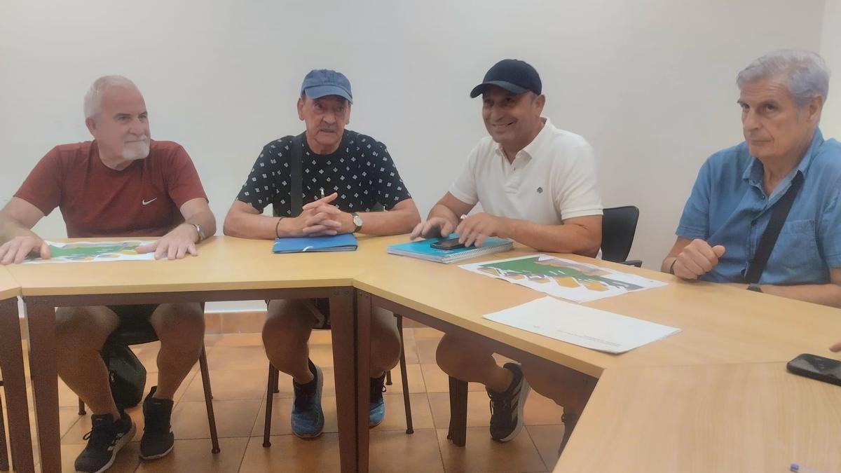 Iñaki Jauregialtzo, Mikel Olabe, Isidro Jara y Josean Lakunza, miembros de la asociación vecinal.