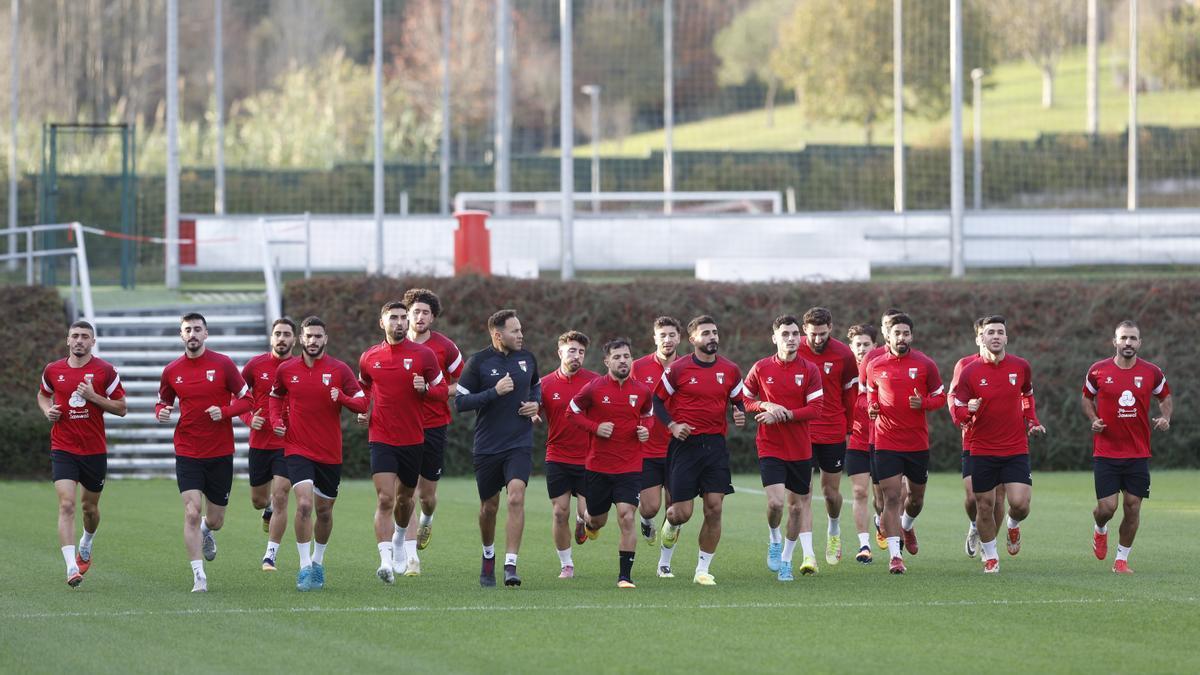 Los futbolistas palestinos se ejercitan en Lezama.
