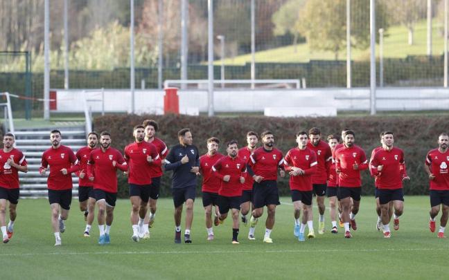 Los futbolistas palestinos se ejercitan en Lezama.