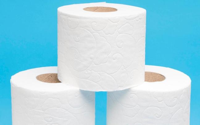 Tres rollos de papel higiénico blanco con dibujos.