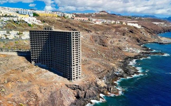 Imagen del edificio desde donde se precipitó la menor.