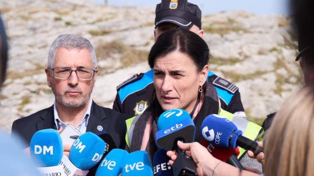 La acaldesa de Santander, Gema Igual, atiende a los medios durante las tareas de rescate en la playa de El Bocal.