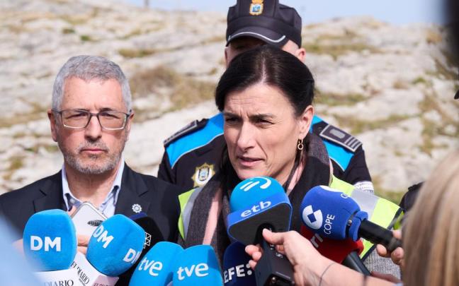 La acaldesa de Santander, Gema Igual, atiende a los medios durante las tareas de rescate en la playa de El Bocal.