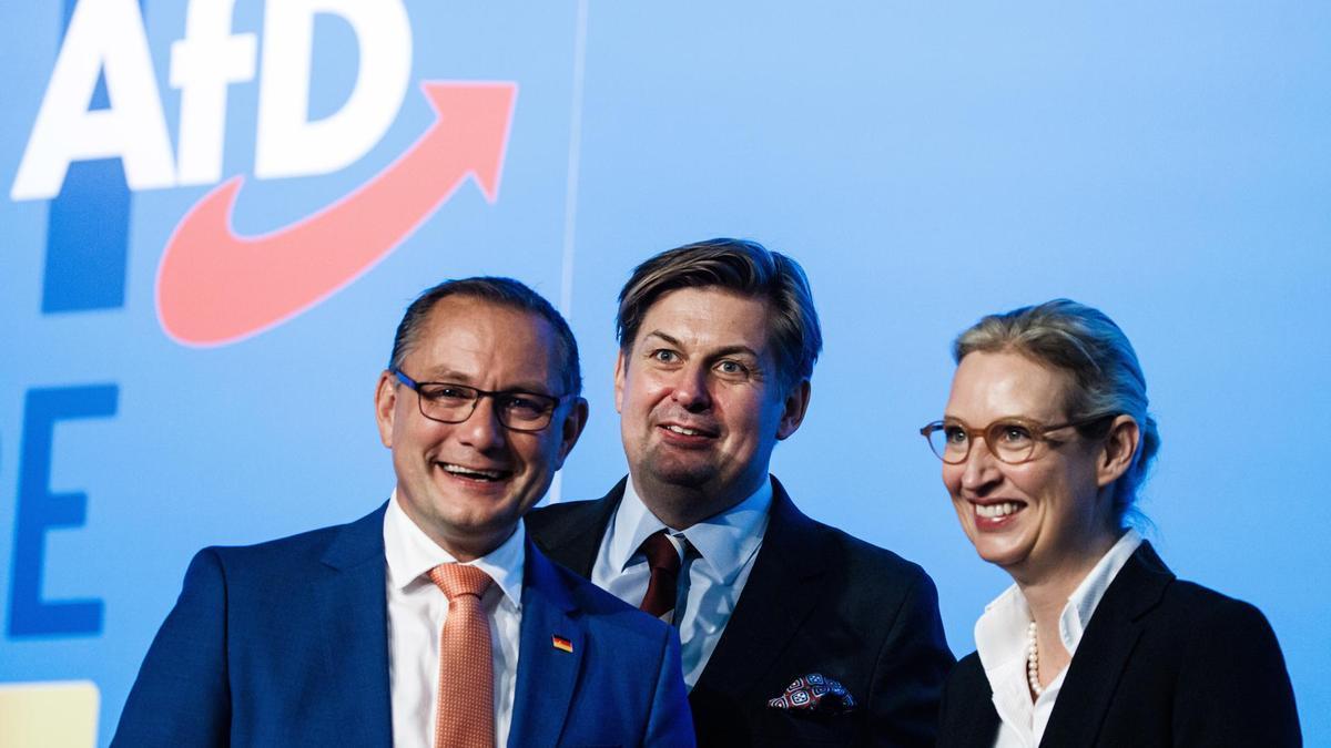 Los colíderes de AfD, Tino Chrupalla y Alice Weidel, en torno al controvertido diputado Maximilian Krah en la convención de Magdeburgo.