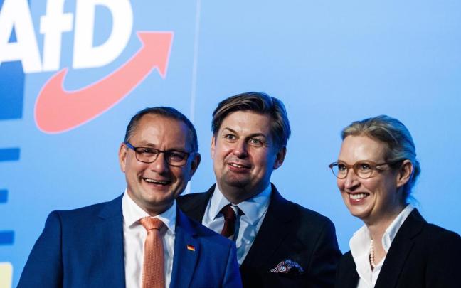 Los colíderes de AfD, Tino Chrupalla y Alice Weidel, en torno al controvertido diputado Maximilian Krah en la convención de Magdeburgo. Los colíderes de AfD, Tino Chrupalla y Alice Weidel, en torno al controvertido diputado Maximilian Krah en la convención de Magdeburgo.