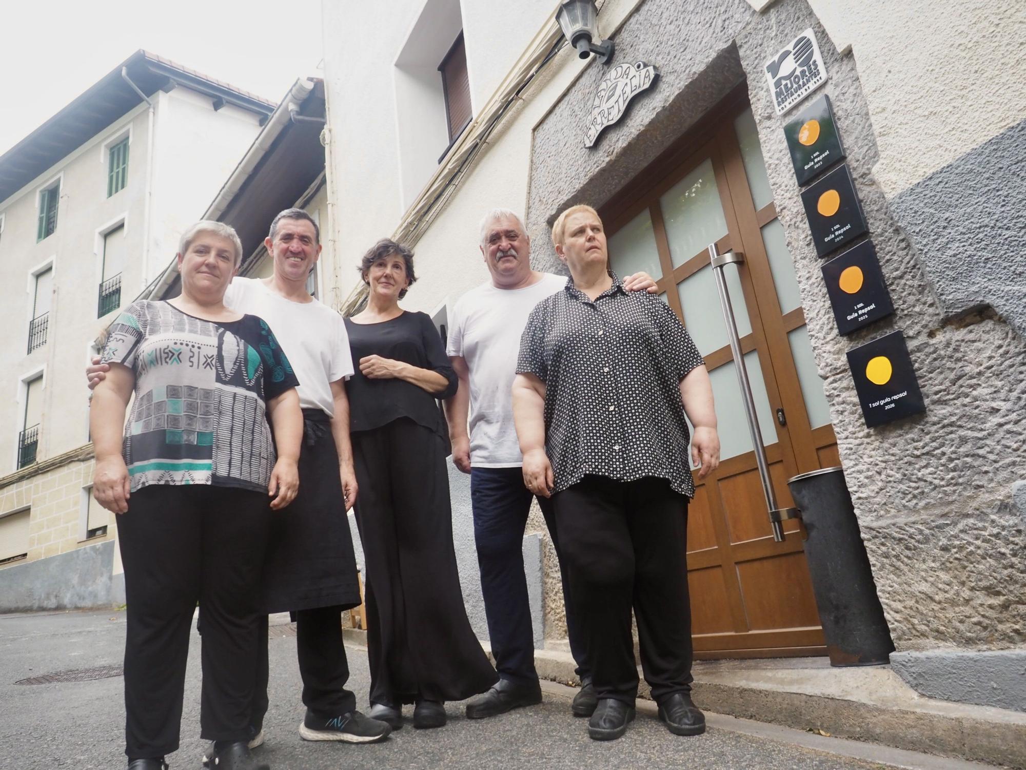 Edurne Zulaika, Asier Landa, Jaione Longarte, Juan Mari Landa e Idoia Zulaika en el exterior del Landa.