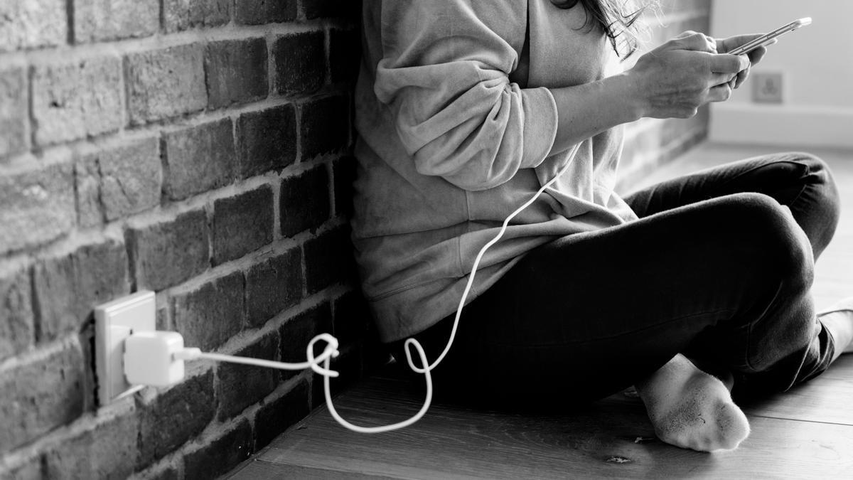 Hay que evitar usar el móvil mientras este se está cargando ya que puede dañar el conector o dar problemas al almacenar la energía..