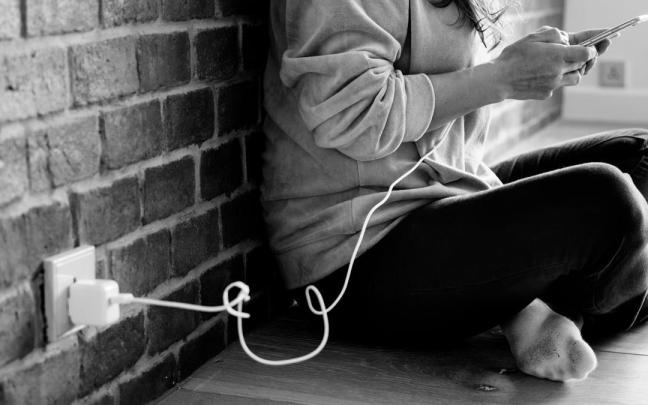 Hay que evitar usar el móvil mientras este se está cargando ya que puede dañar el conector o dar problemas al almacenar la energía..