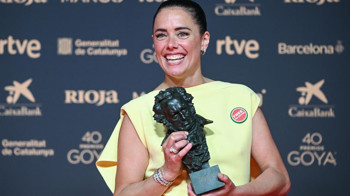 La actriz Patricia López Arnaiz posa tras recibir el Goya a Mejor Actriz Protagonista por 'Los Domingos', en la 40º edición de los Premios Goya