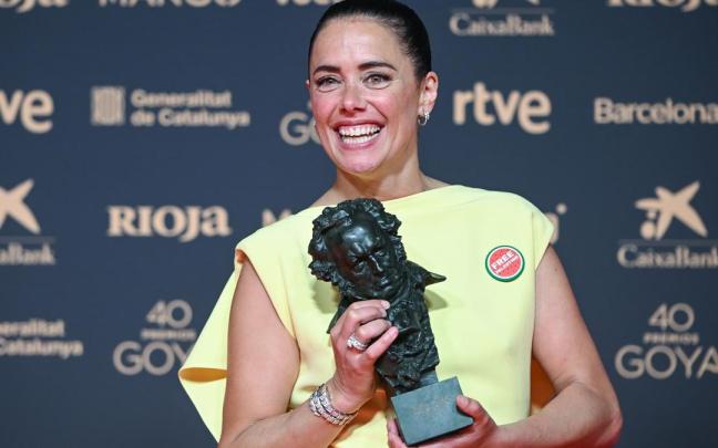 La actriz Patricia López Arnaiz posa tras recibir el Goya a Mejor Actriz Protagonista por 'Los Domingos', en la 40º edición de los Premios Goya