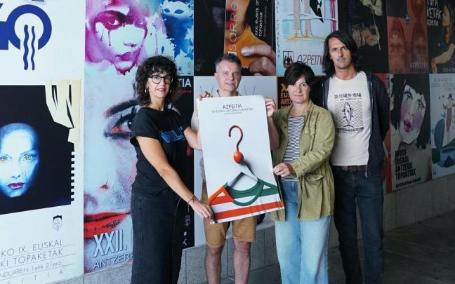 José Ángel Liger y el cartel ganador, junto a los organizadores de los Encuentros de Teatro de Azpeitia