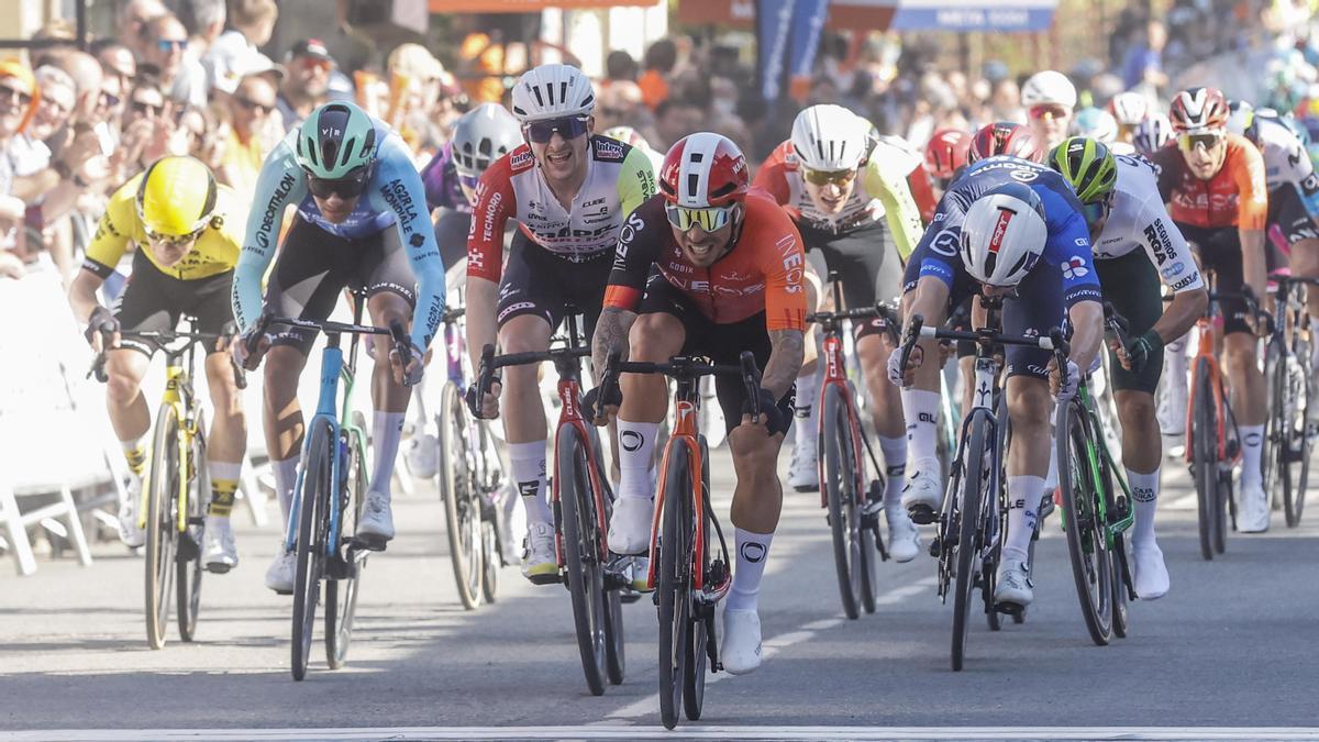 Caleb Ewan se impone en la meta de Lodosa.