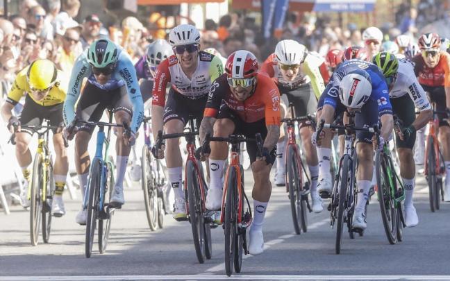 Caleb Ewan se impone en la meta de Lodosa. / Efe Caleb Ewan se impone en la meta de Lodosa.