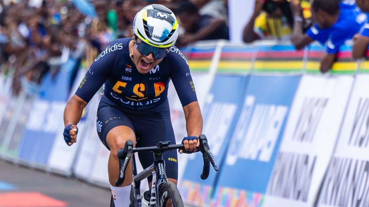 Paula Ostiz celebra la victoria.