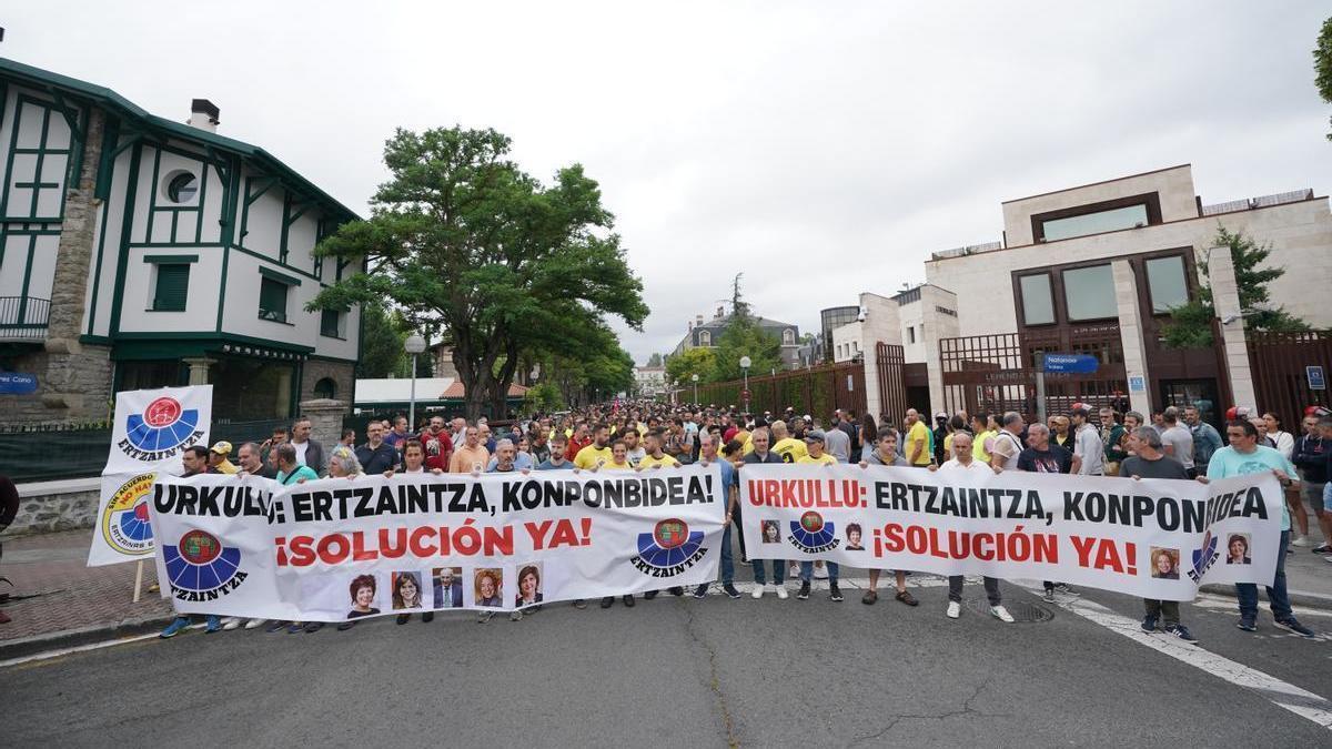 Imagen de la pancarta utilizada por los sindicatos de la Ertzaintza en sus movilizaciones con la imagen de cargos mujeres del Departamento de Seguridad.