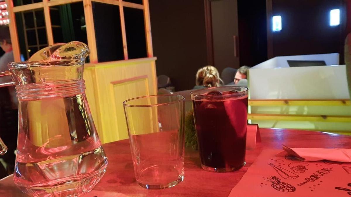 Un kalimotxo y una jarra de agua en un bar.