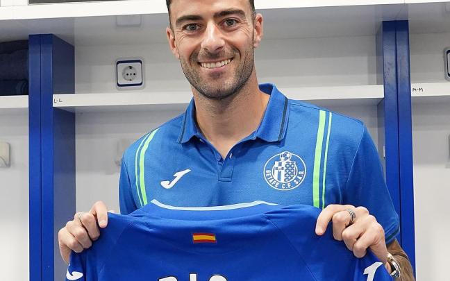 Diego Rico posa con la elástica del Getafe. / N.G.