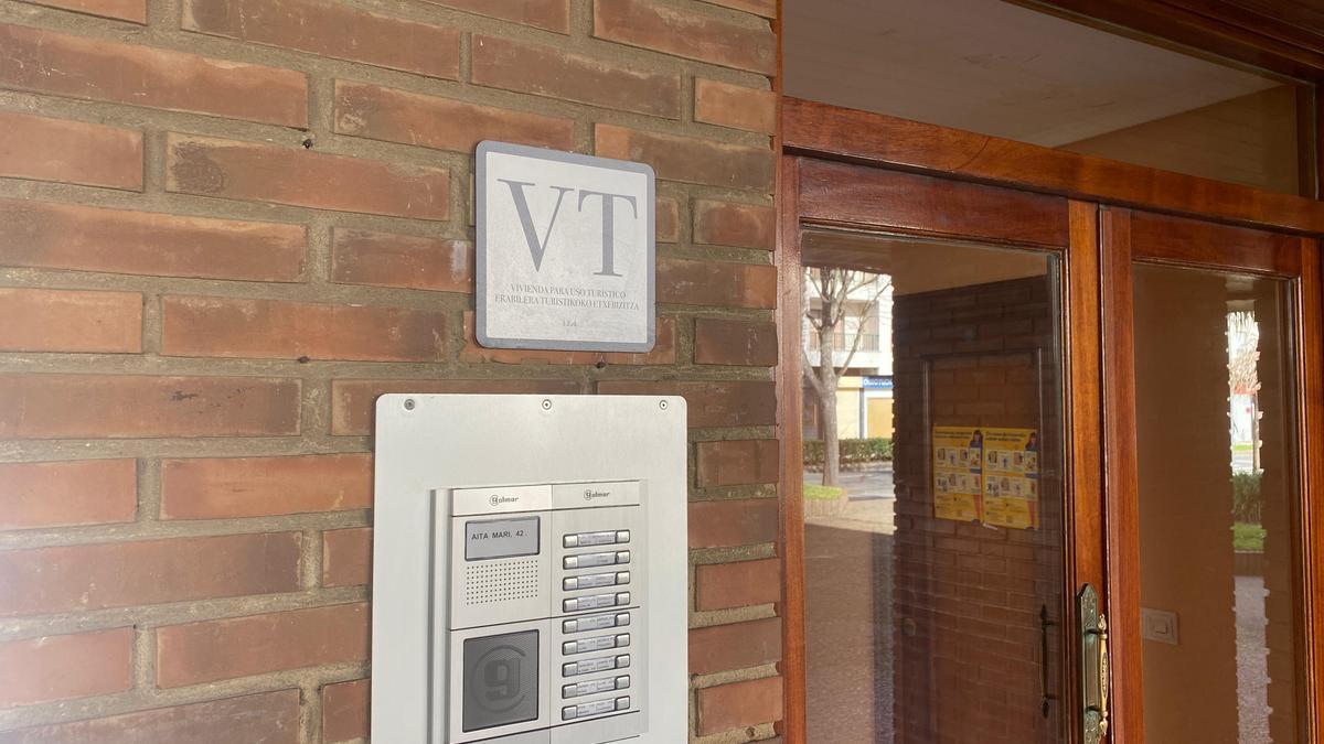 Un portal en Zumaia con una placa que indica que hay una Vivienda Turística.