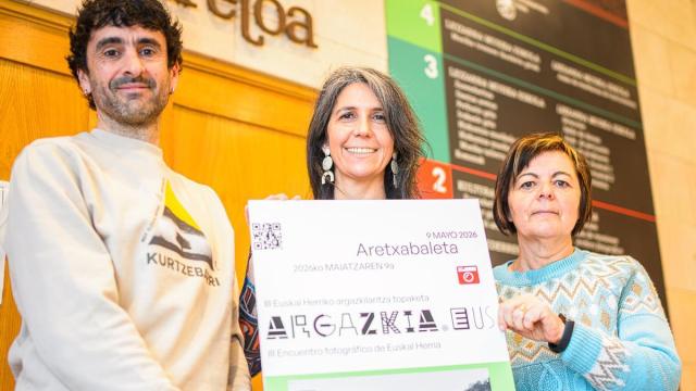El alcalde Garikoitz Iturbe, Sandra Remón de Argazkia Puntu Eus y la técnica de Cultura, Inma Miguel, en la presentación de la tercera edición del encuentro.