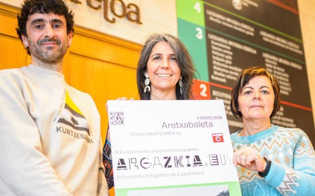 El alcalde Garikoitz Iturbe, Sandra Remón de Argazkia Puntu Eus y la técnica de Cultura, Inma Miguel, en la presentación de la tercera edición del encuentro.