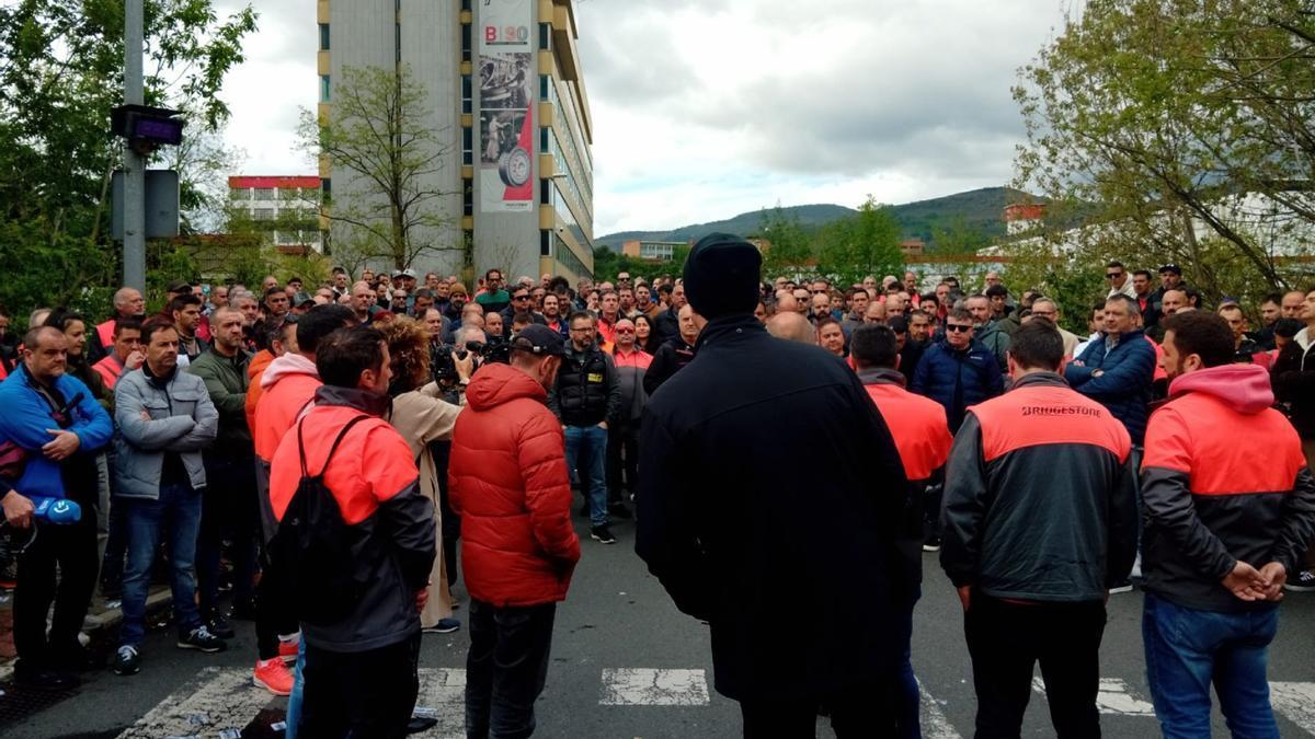 La plantilla de Bridgestone Basauri en una concentración frente a la empresa en una de las jornadas de huelga por el ERE