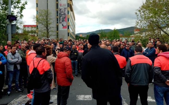 La plantilla de Bridgestone Basauri en una concentración frente a la empresa en una de las jornadas de huelga por el ERE