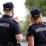 Dos agentes de la Ertzaintza.