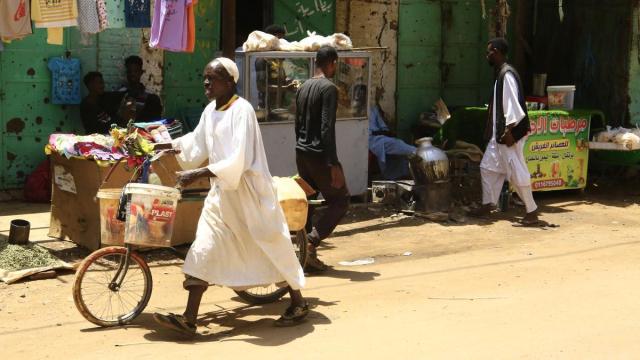 Imagen de archivo de gente en la estación central de la ciudad de Omdurman, Sudán.