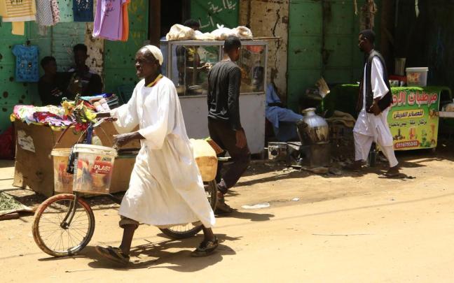 Imagen de archivo de gente en la estación central de la ciudad de Omdurman, Sudán.