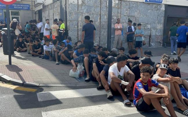 Un grupo de menores espera para ser filiado en una comisaría de Ceuta