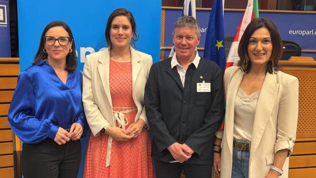 Imagen de familia de los participantes en el seminario sobre el euskera y el frisón en el Parlamento Europeo