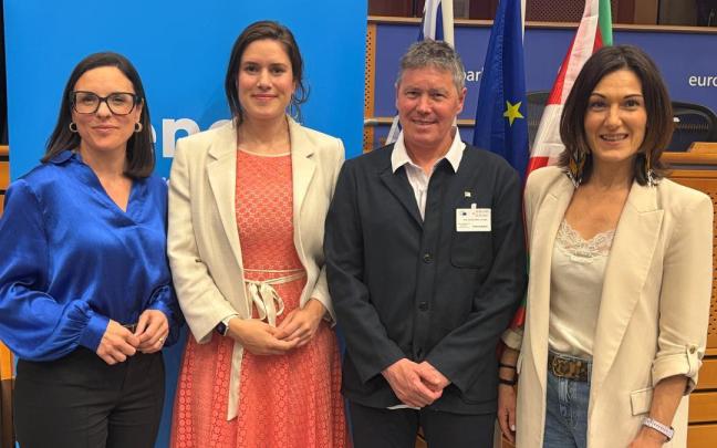 Imagen de familia de los participantes en el seminario sobre el euskera y el frisón en el Parlamento Europeo