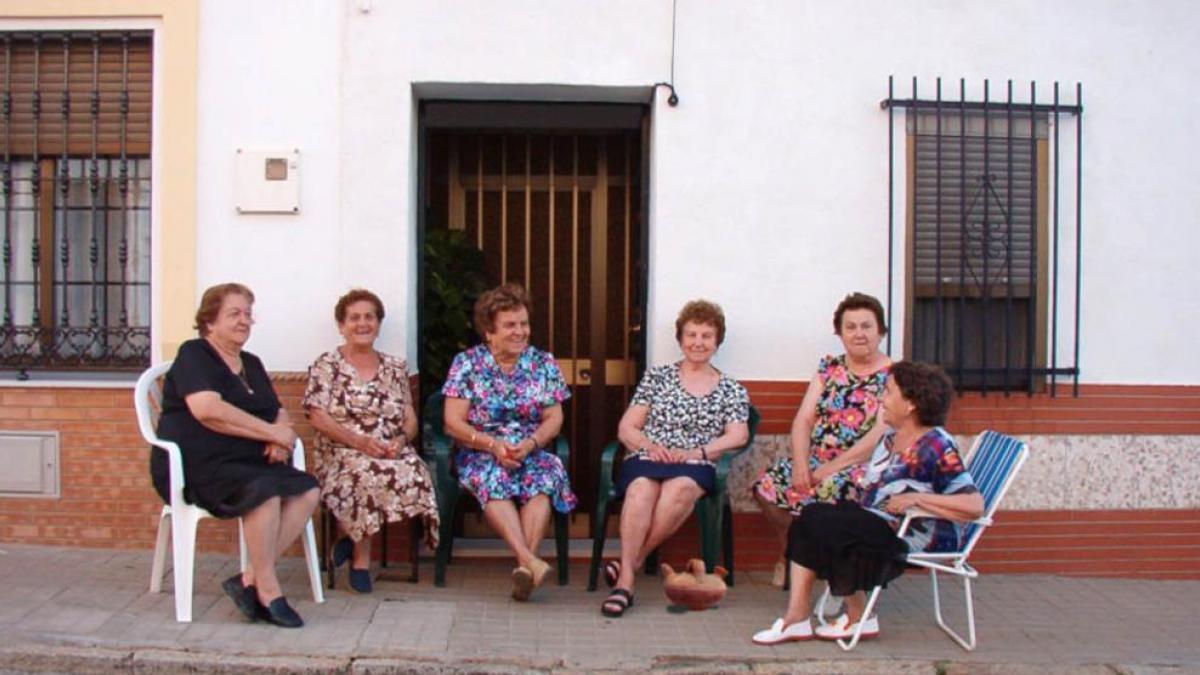 Un grupo de señoras en la calle con un botijo que parece puesto con Photoshop.