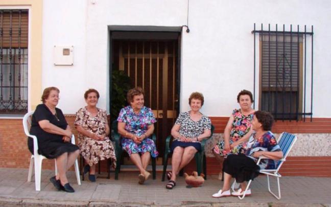 Un grupo de señoras en la calle con un botijo que parece puesto con Photoshop. / X (@PoliciaLocalSF) Un grupo de señoras en la calle con un botijo que parece puesto con Photoshop.
