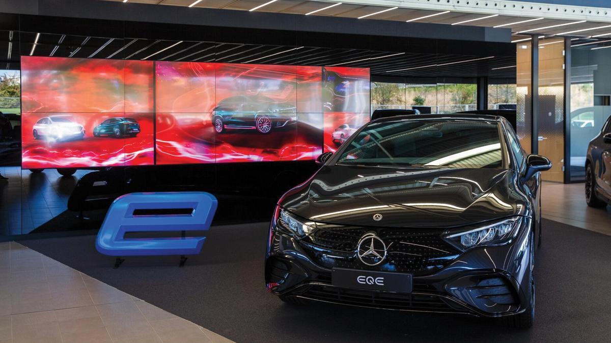 Nuevo modelo de vehículo a la venta en un concesionario