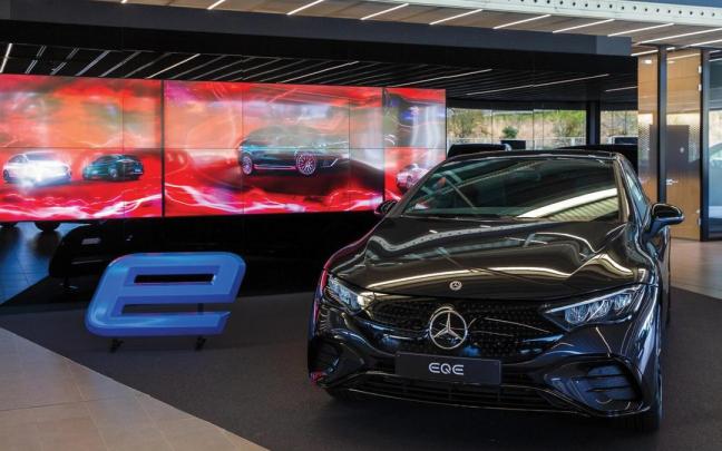 Nuevo modelo de vehículo a la venta en un concesionario