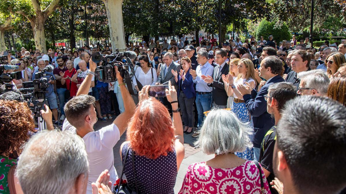 Imagen de la concentración de repulsa por el asesinato de una mujer en Logroño