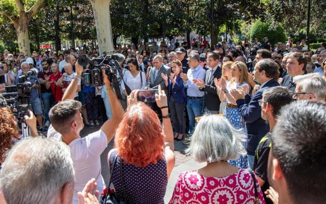 Imagen de la concentración de repulsa por el asesinato de una mujer en Logroño