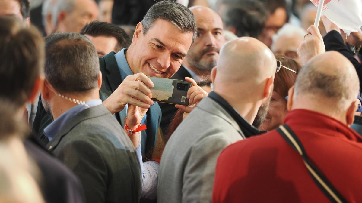 Sánchez se fotografía con un grupo de simpatizantes socialistas durante el acto de campaña del PSOE celebrado este domingo en Valladolid.